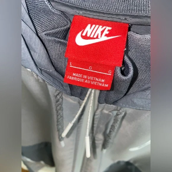 Nike Women’s Zip Up Jacket - Picture 3 of 3